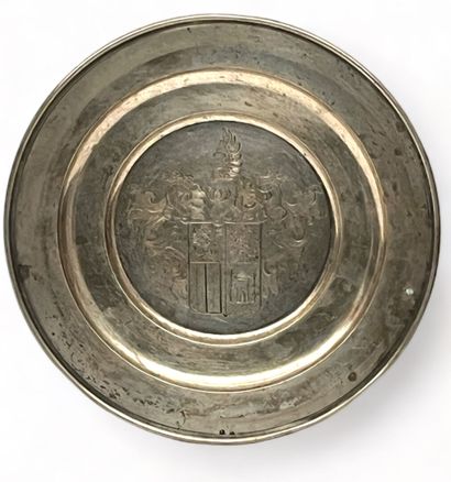 Assiette en argent à décor de blason.
Pays-Bas,...
