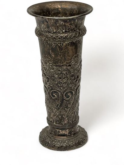 Vase tronconique en argent à décor de fleurs...