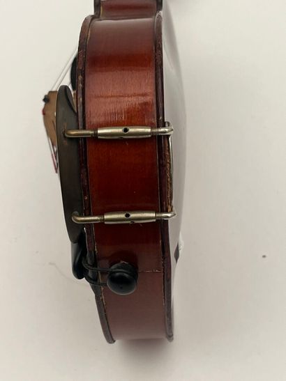 Petit violon portant une étiquette 