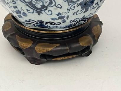 DELFT, XIXe
Paire de vases de forme melonnée...