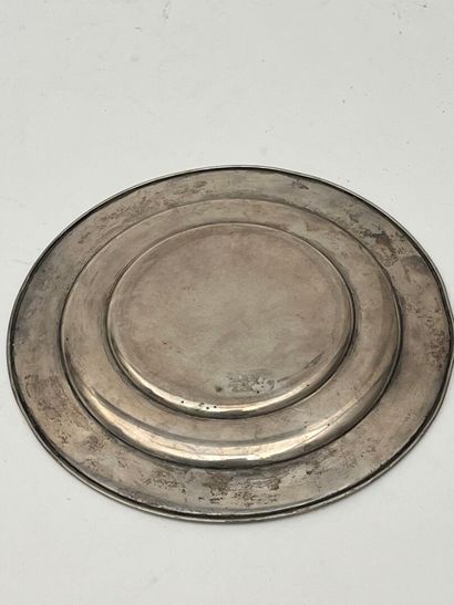 Assiette en argent à décor de blason.
Pays-Bas,...