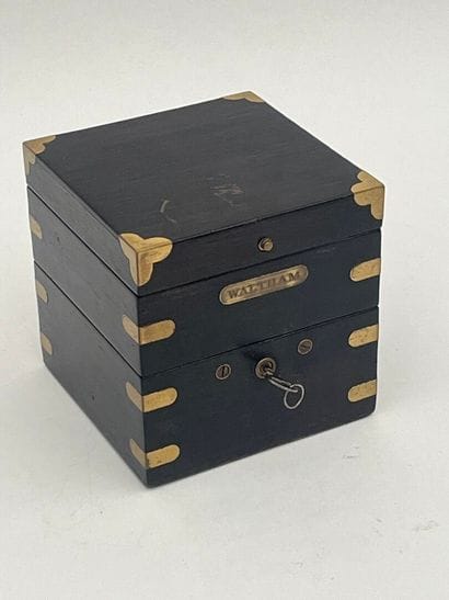 WALTHAM
Chronometre de marine dans son coffreet...