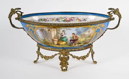 Coupe en porcelaine polychrome à décor en...