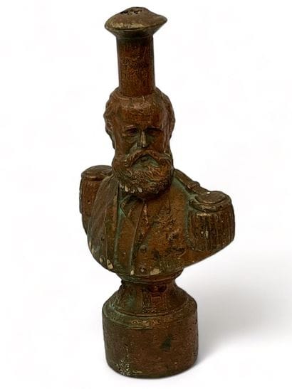 Buste d'homme à a la barbe et aux décorations.
Sujet...