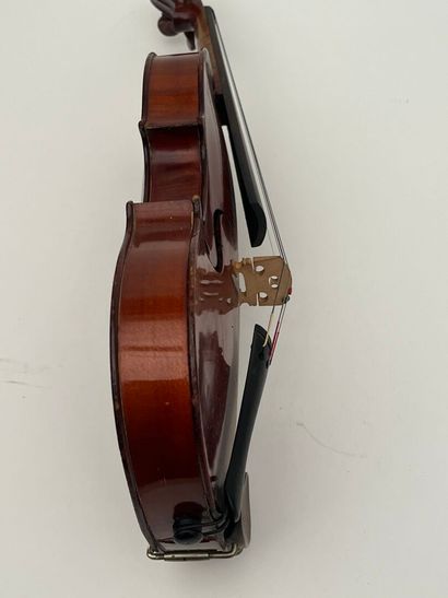 Petit violon portant une étiquette 