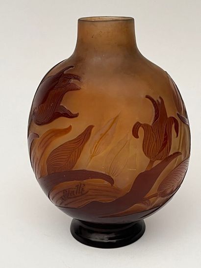 GALLE
Vase gourde sur talon en verre multicouche...