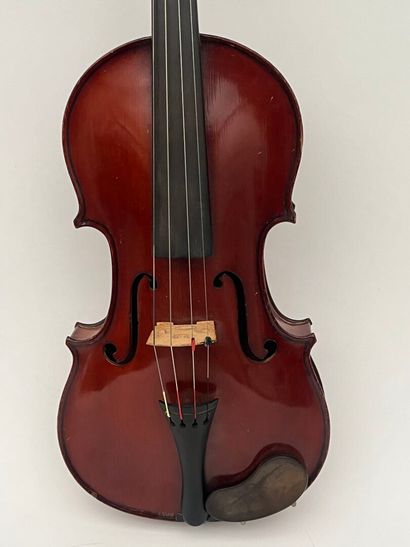 Petit violon portant une étiquette 