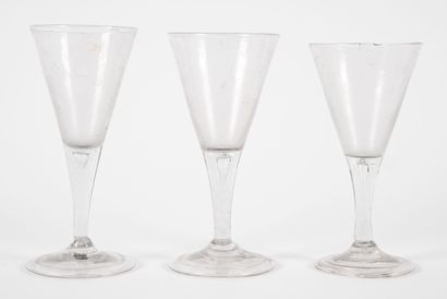 Trois verres à pied en verre soufflé.
XVIIIe
H...