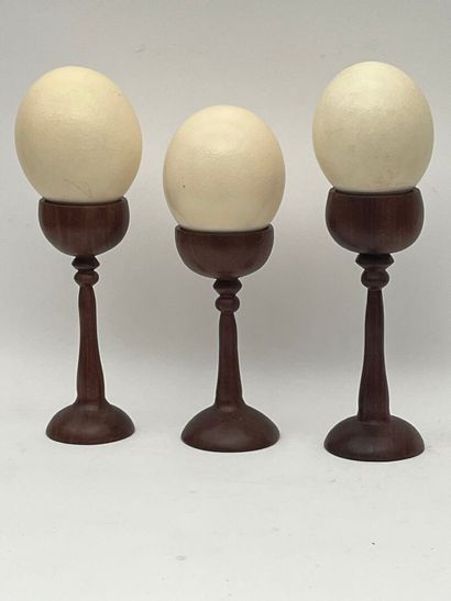 Suite de trois oeufs d'autruche.
Socle bois...