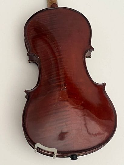 Petit violon portant une étiquette 