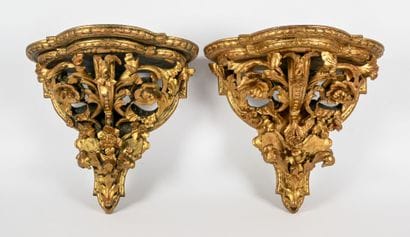 Paire de consoles d'appliques en bois sculpté...