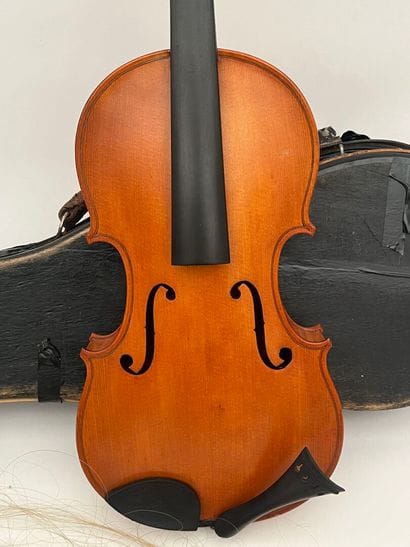 Violon portant un étiquette 