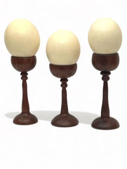 Suite de trois oeufs d'autruche.
Socle bois...