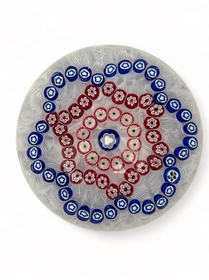 BACCARAT.
Boule presse-papier
datée 1973...