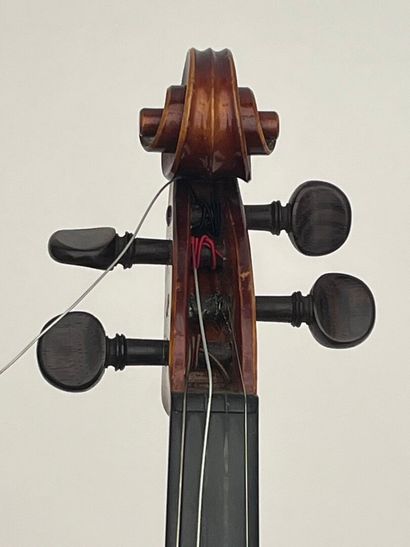 Violon portant une étiquette 