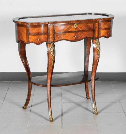 Table-vitrine de présentation en marqueterie...