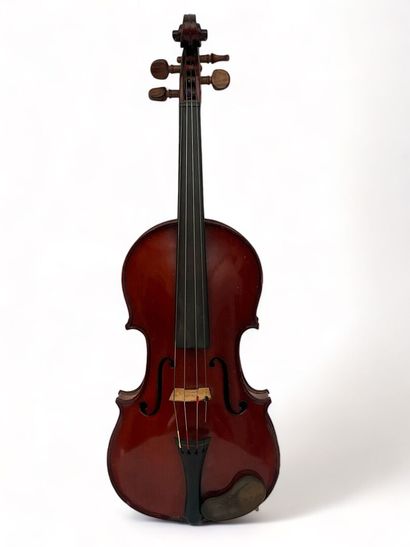 Petit violon portant une étiquette 