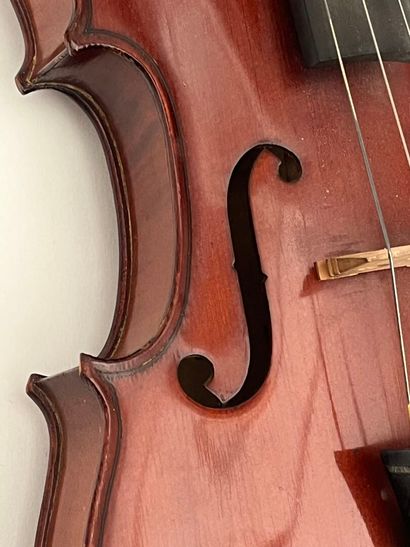 Petit violon portant une étiquette 