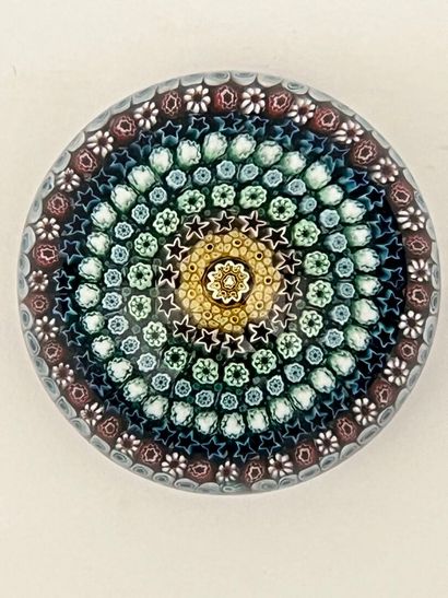BACCARAT.
Boule presse-papier
datée 1974...