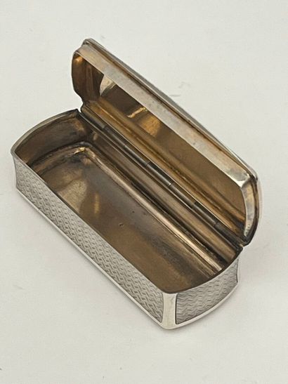 Tabatière ou boite à pillule en argent guilloché....