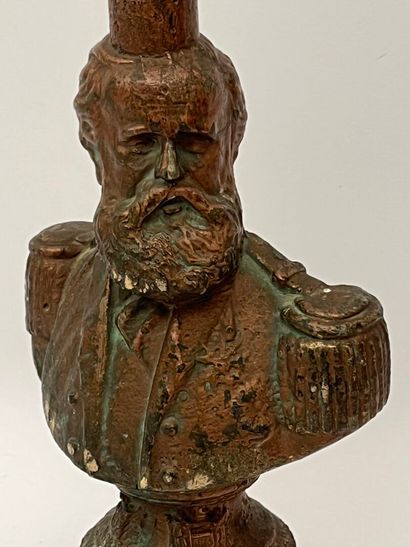 Buste d'homme à a la barbe et aux décorations.
Sujet...