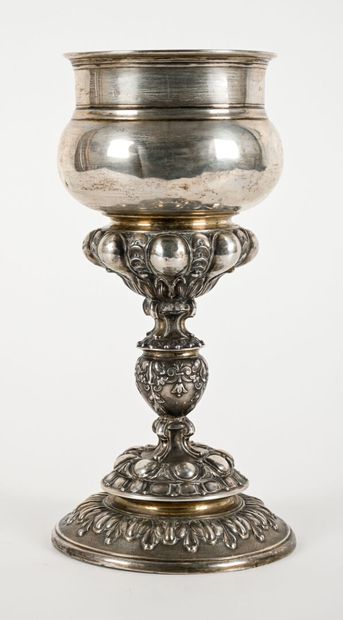 Calice en argent (800/1000) repoussé et vermeil,...