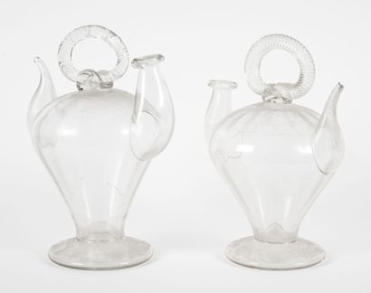 Deux porrons en verre souflé.
XVIIIe.
H :...