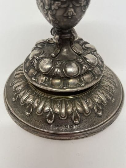 Calice en argent (800/1000) repoussé et vermeil,...