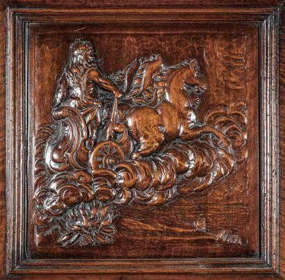 Dressoir en noyer sculpté. Il ouvre en façade...