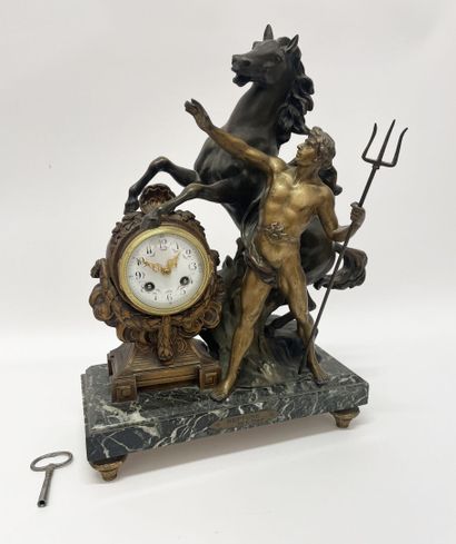 d'après Émile Louis PICAULT 
Pendule en régule...