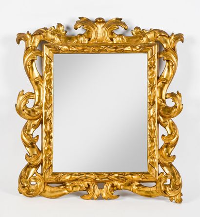 Miroir en bois sculpté et doré à décor ajouré...