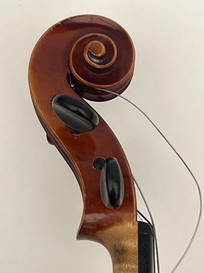 Violon portant une étiquette 