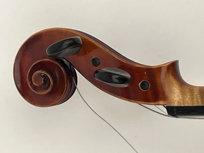 Violon portant une étiquette 