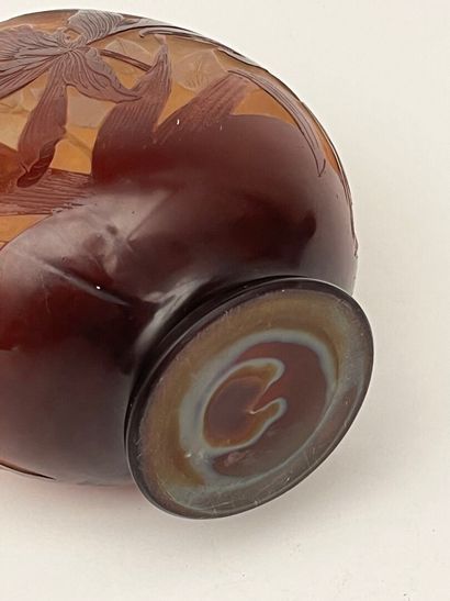 GALLE
Vase gourde sur talon en verre multicouche...