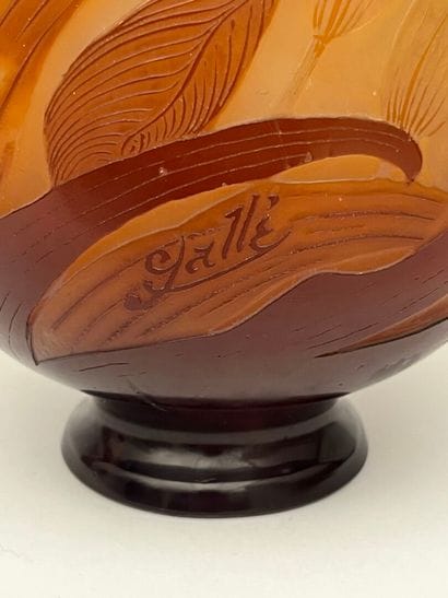 GALLE
Vase gourde sur talon en verre multicouche...
