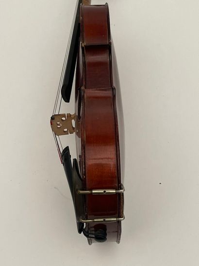 Petit violon portant une étiquette 