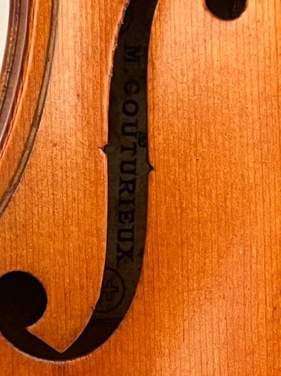 Violon portant un étiquette 