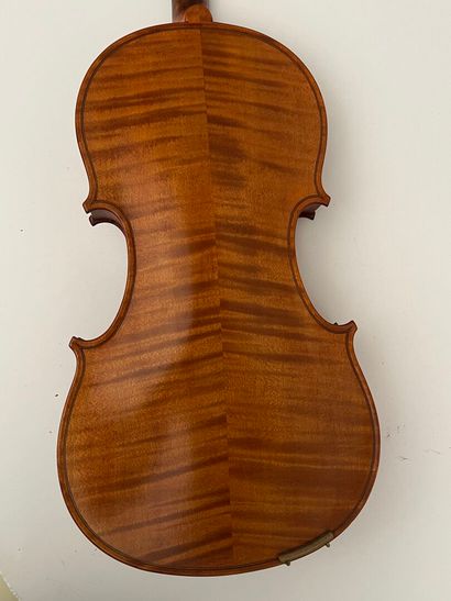 Violon portant un étiquette 