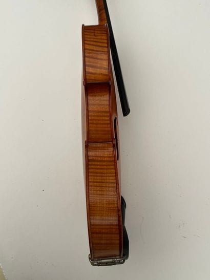 Violon portant un étiquette 