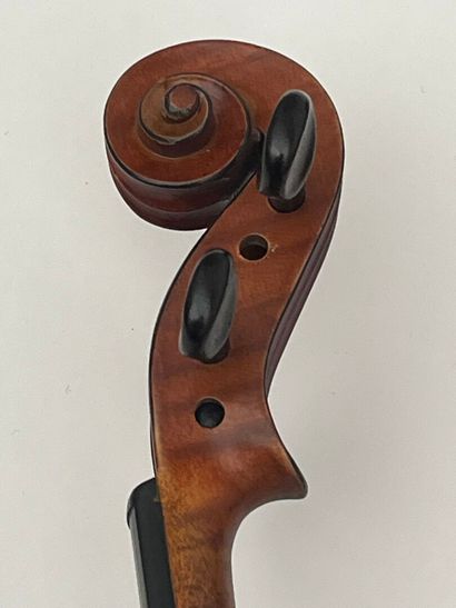 Violon portant un étiquette 
