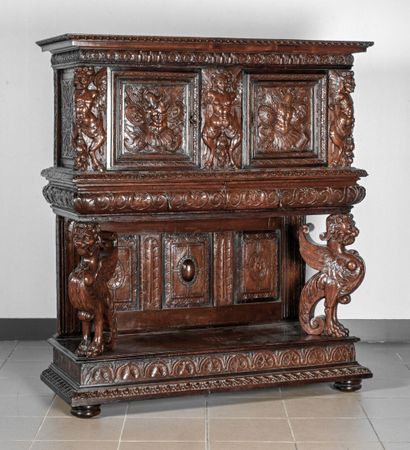 Dressoir en noyer sculpté toutes faces. Il...