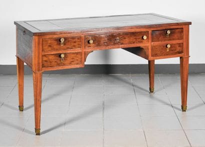Bureau plat en acajou et placage d'acajou...