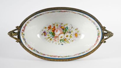 Coupe en porcelaine polychrome à décor en...