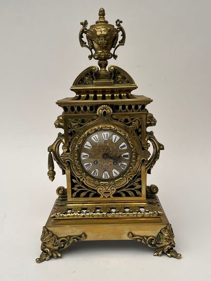 Pendule en bronze ajouré surmonté d'une cassolette.
Fin...