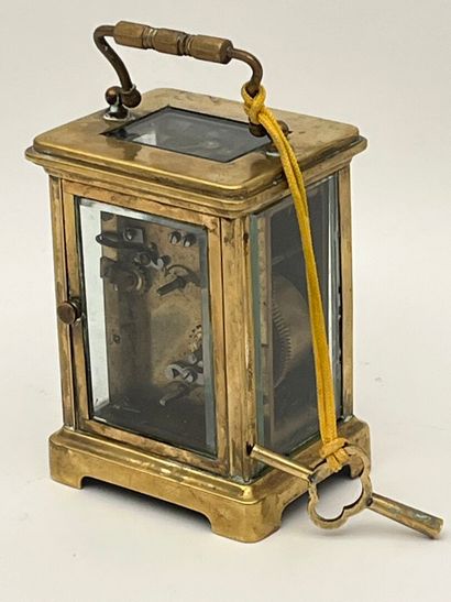 Pendule d'officier en laiton doré et verre.
XIXe
H...