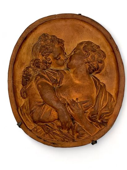 Médaillon en terre-cuite
Le baiser
XIXe
24...