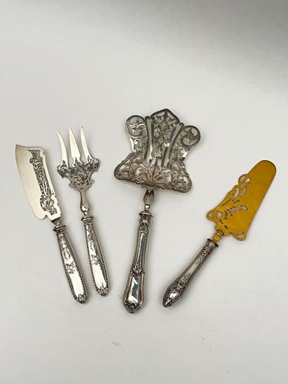 Quatre pièces de service en argent et métal...