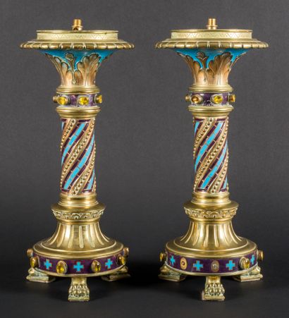 CHERTIER
Paire de piques-cierges en bronze...