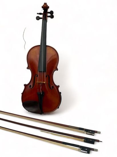 Violon portant une étiquette 