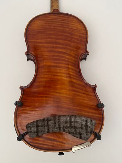 Violon portant une étiquette 